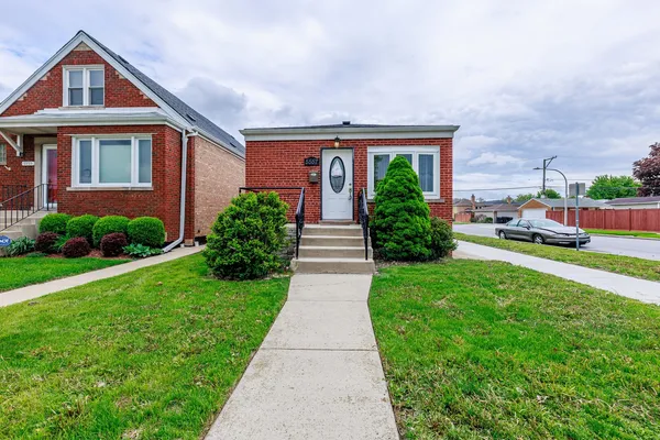 $2,500 | 5557 South Kildare Avenue, Chicago, IL 60629