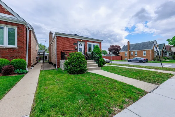 $2,500 | 5557 South Kildare Avenue, Chicago, IL 60629
