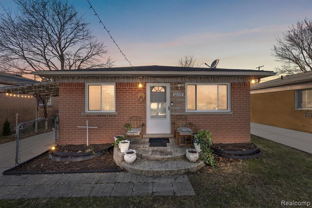 32209 Ruehle Avenue Warren, MI 48093 - Photo 1 of 33
