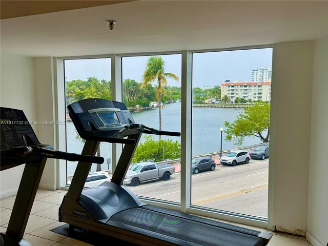 $3,000 | 2401 Collins Avenue, Unit 611, Miami Beach, FL 33140
