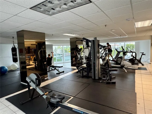 $3,000 | 2401 Collins Avenue, Unit 611, Miami Beach, FL 33140