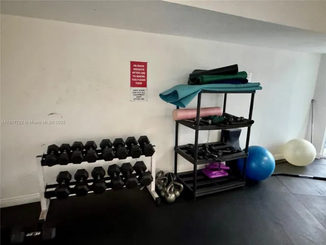 $3,000 | 2401 Collins Avenue, Unit 611, Miami Beach, FL 33140