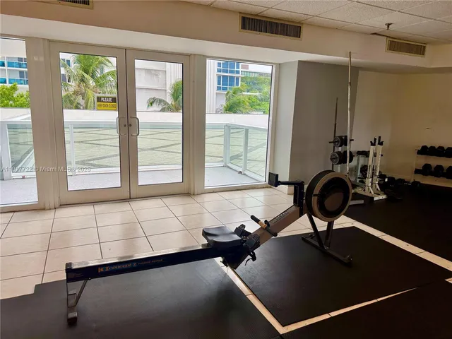 $3,000 | 2401 Collins Avenue, Unit 611, Miami Beach, FL 33140