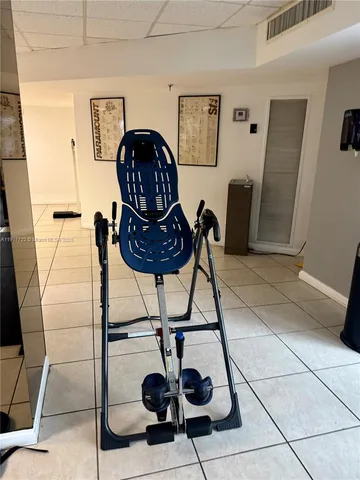 $3,000 | 2401 Collins Avenue, Unit 611, Miami Beach, FL 33140