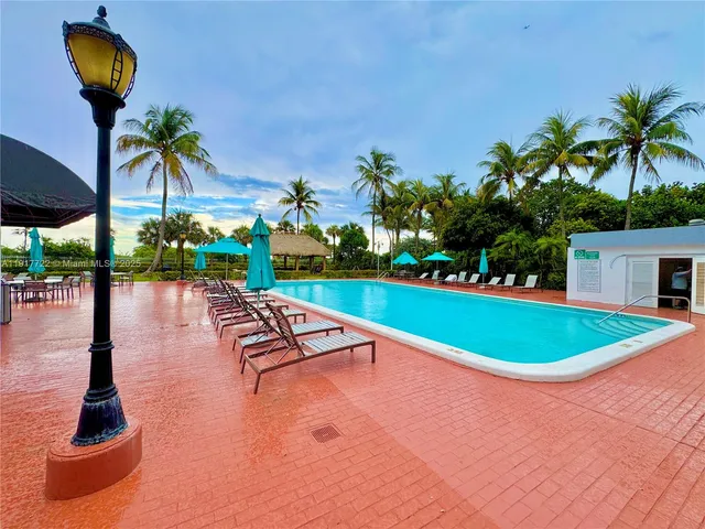 $3,000 | 2401 Collins Avenue, Unit 611, Miami Beach, FL 33140