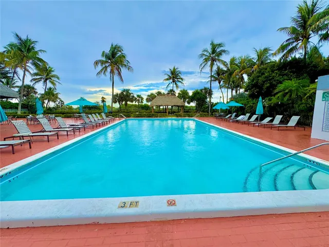$3,000 | 2401 Collins Avenue, Unit 611, Miami Beach, FL 33140