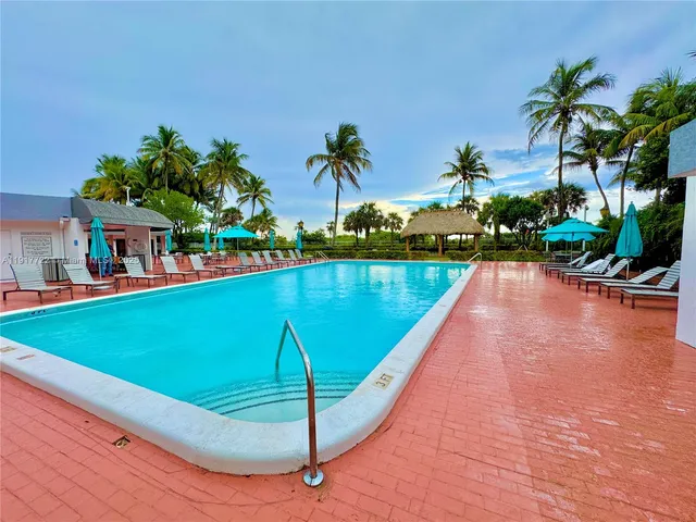 $3,000 | 2401 Collins Avenue, Unit 611, Miami Beach, FL 33140