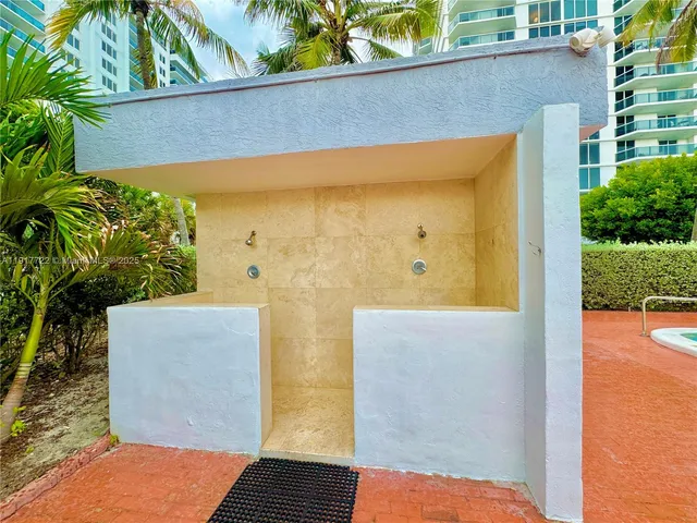 $3,000 | 2401 Collins Avenue, Unit 611, Miami Beach, FL 33140