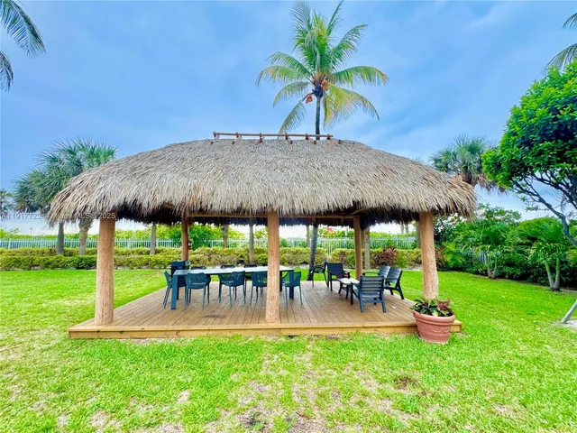 $3,000 | 2401 Collins Avenue, Unit 611, Miami Beach, FL 33140