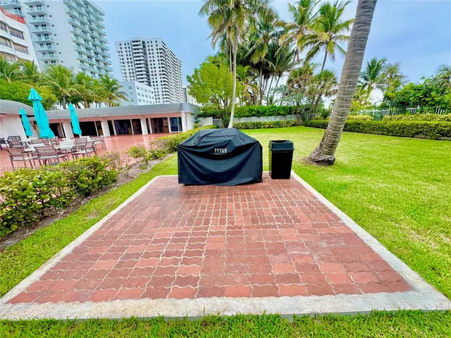 $3,000 | 2401 Collins Avenue, Unit 611, Miami Beach, FL 33140