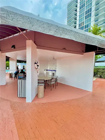 $3,000 | 2401 Collins Avenue, Unit 611, Miami Beach, FL 33140