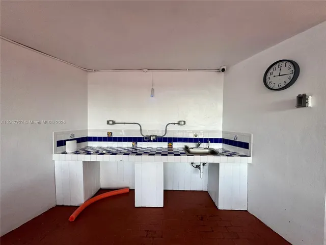 $3,000 | 2401 Collins Avenue, Unit 611, Miami Beach, FL 33140