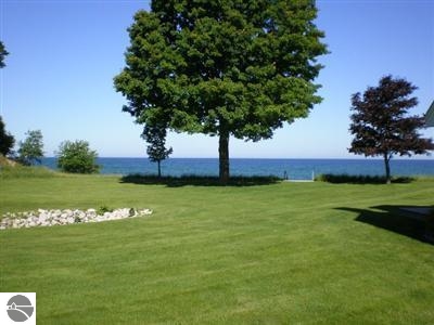 6704 Lakeshore Road Manistee, MI 49660 - Photo 4 of 22 1795334-3.JPG