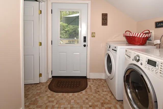 $335,000 | 256 Park Avenue, Bloomfield, CT 06002