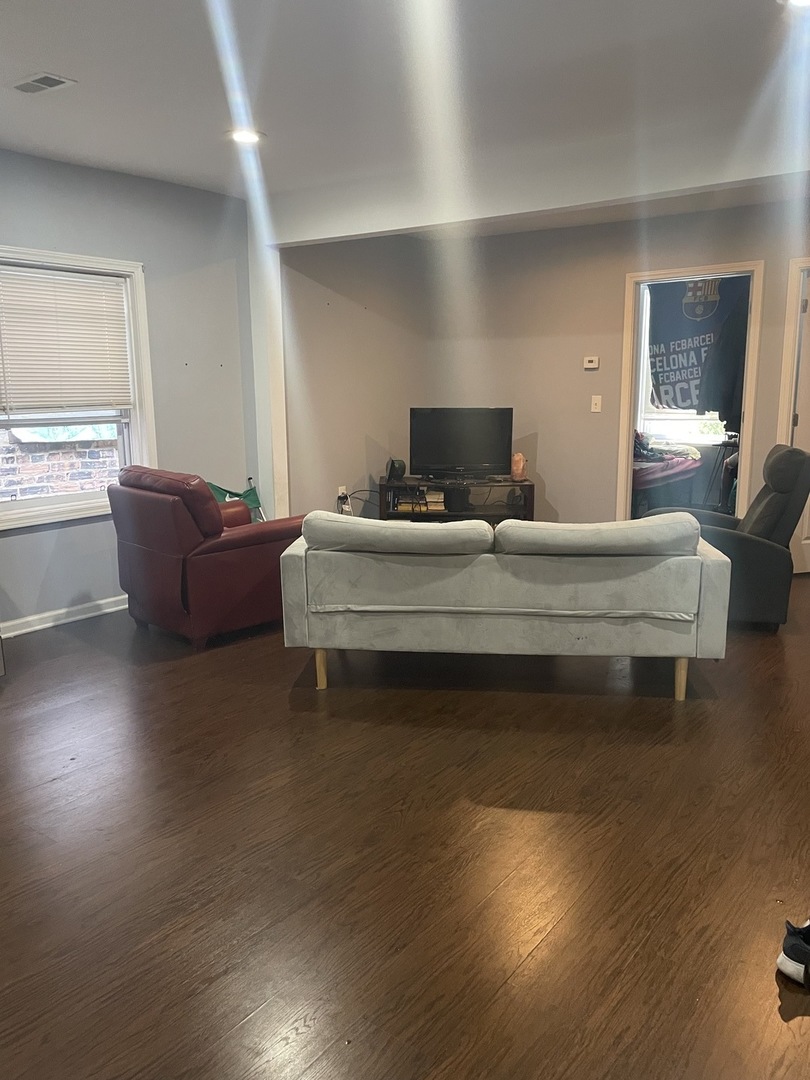 1014 West 19th Street, Unit 2F Chicago, IL 60608 - Photo 3 of 3 a bedroom with a bed and window