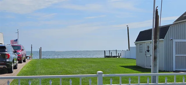 a view of an house with backyard space and garden