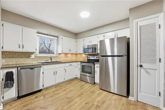 $275,000 | 2908 Northwest Canterbury Road, Blue Springs, MO 64015