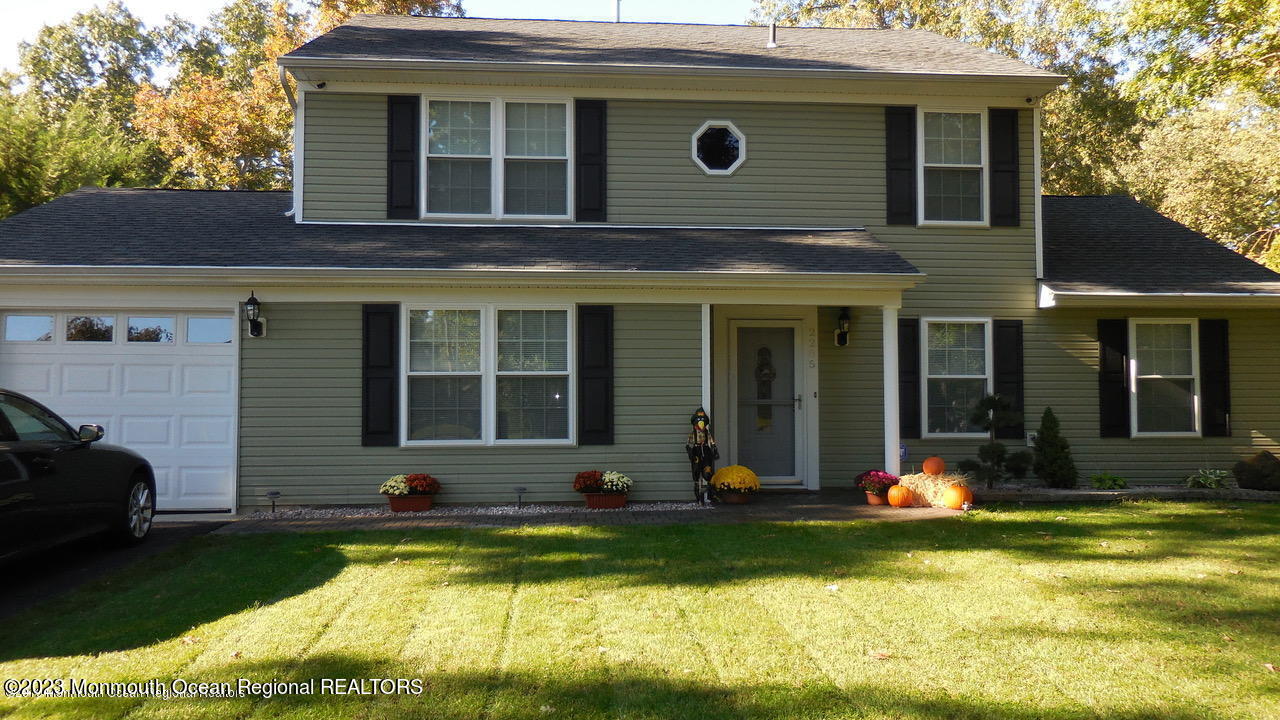 a view of a house with back yard