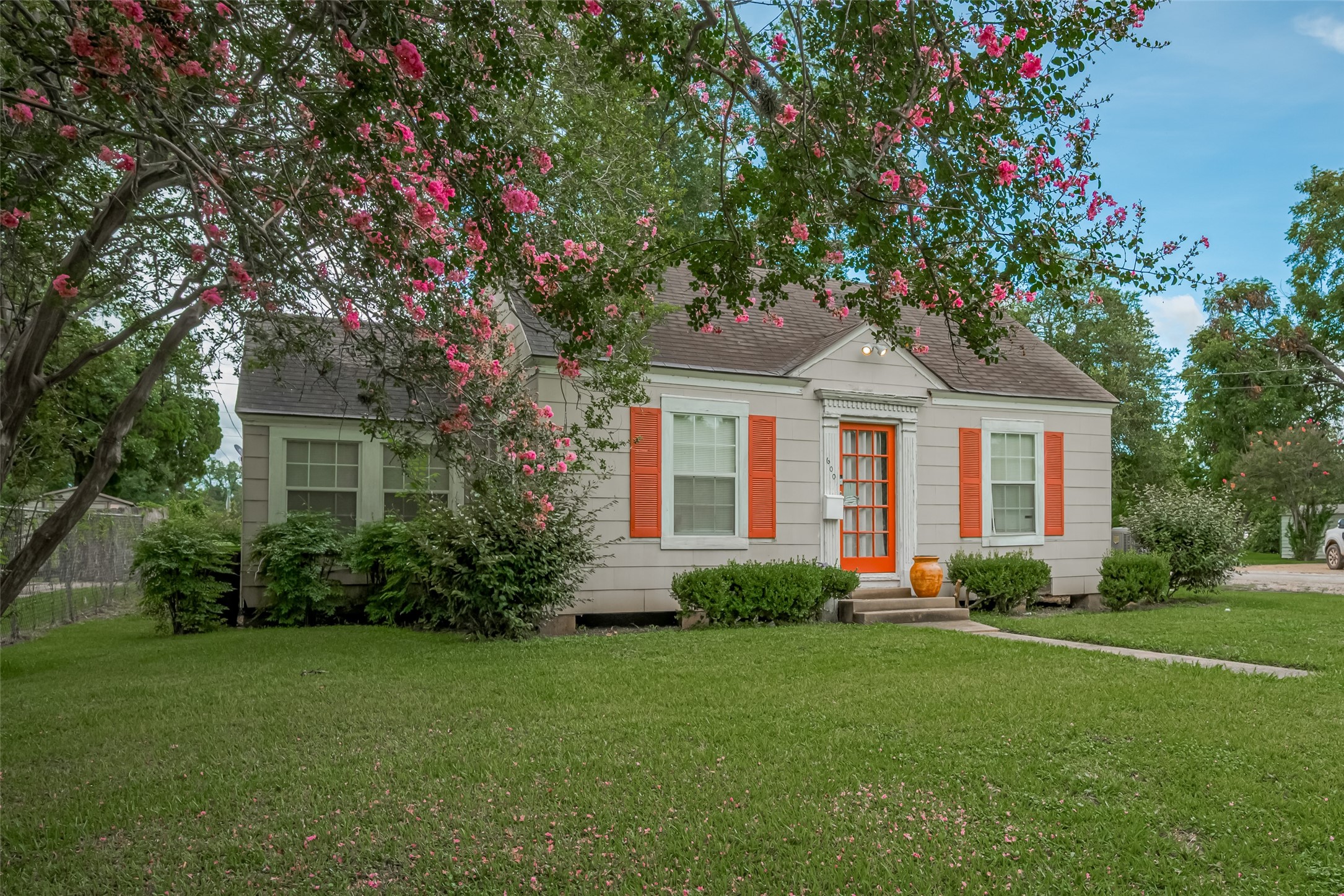 600 Texas Street Wharton, TX 77488 - Photo 3 of 38 a front view of a house with garden