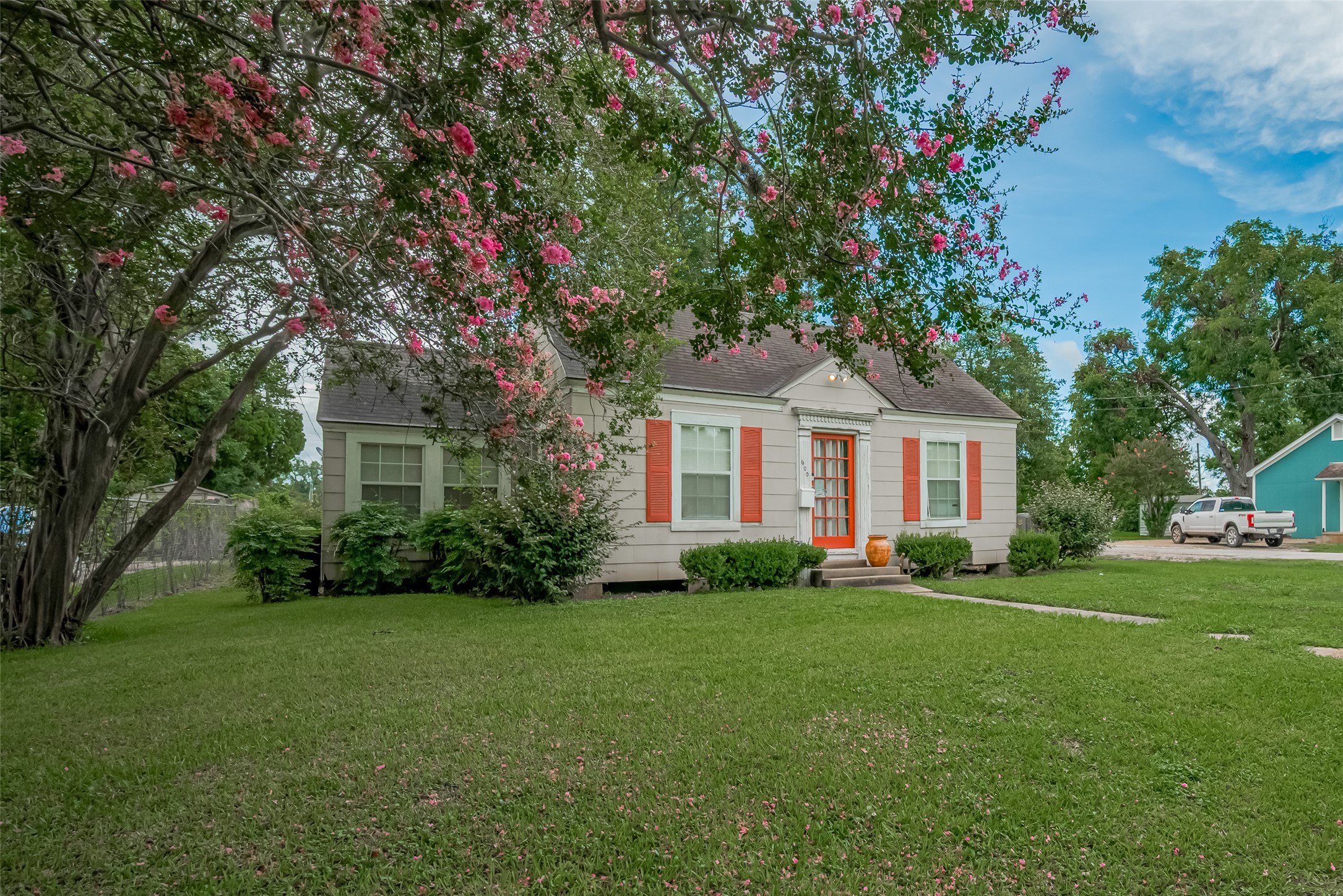 600 Texas Street Wharton, TX 77488 - Photo 4 of 38 a front view of a house with a yard