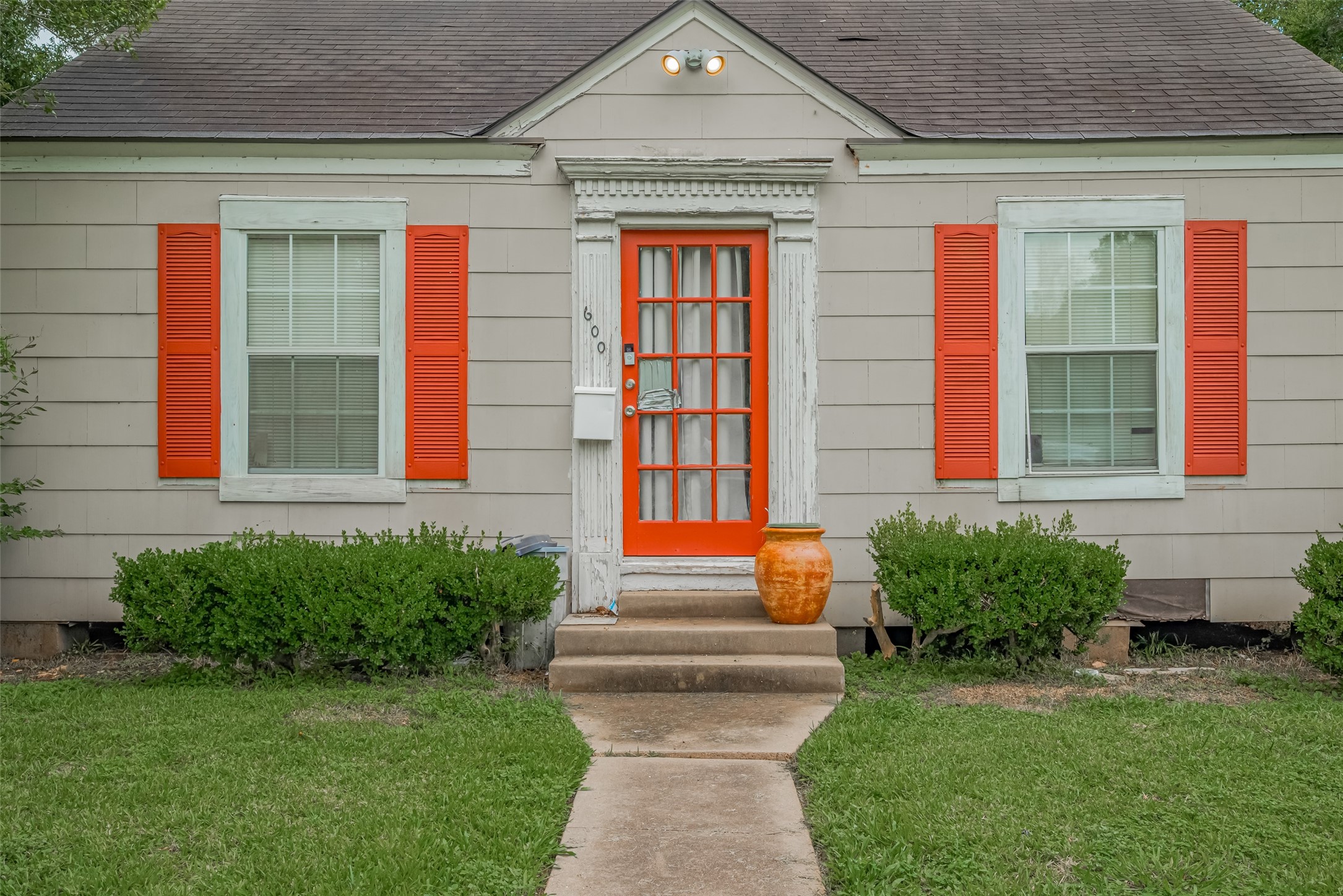 600 Texas Street Wharton, TX 77488 - Photo 7 of 38 a front view of a house with garden