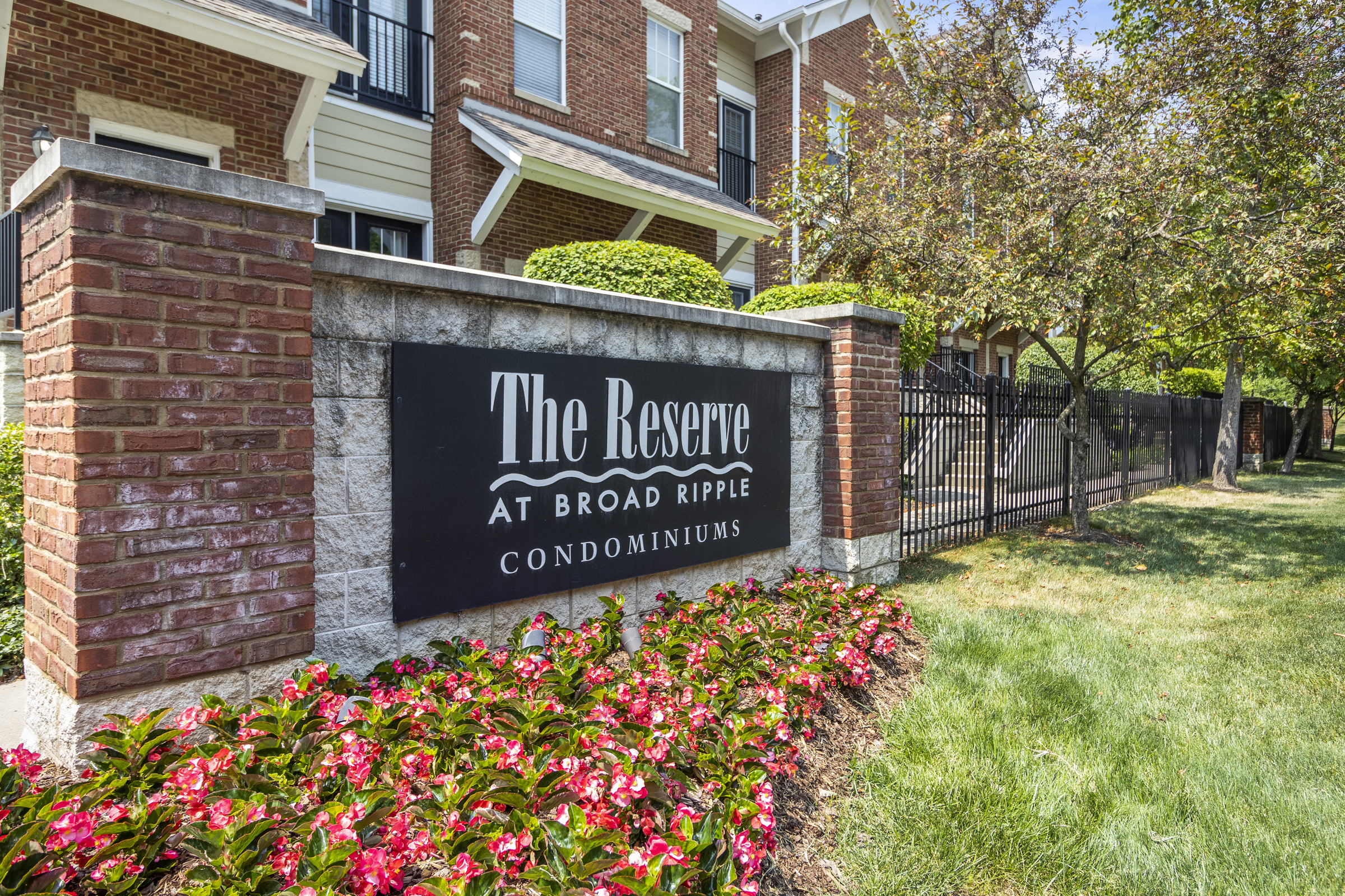 1036 Reserve Way Indianapolis, IN 46220 - Photo 2 of 34