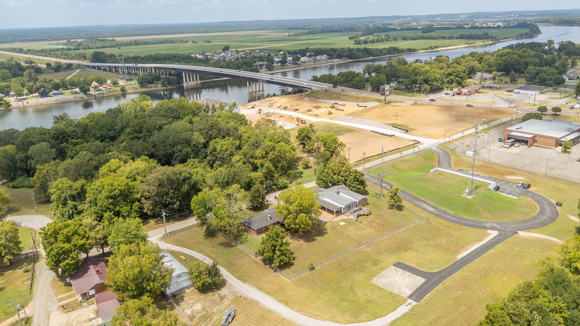 70 South Riverside Drive Savannah, TN 38372 - Photo 1 of 40 a view of a swimming pool and an ocean view