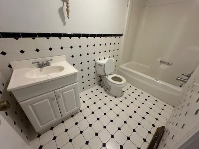 70 South Riverside Drive Savannah, TN 38372 - Photo 11 of 40 a bathroom with a sink a toilet and shower