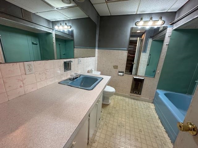 70 South Riverside Drive Savannah, TN 38372 - Photo 33 of 40 a bathroom with a sink a toilet a mirror and bathtub