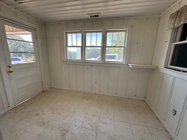 70 South Riverside Drive Savannah, TN 38372 - Photo 35 of 40 an empty room with windows