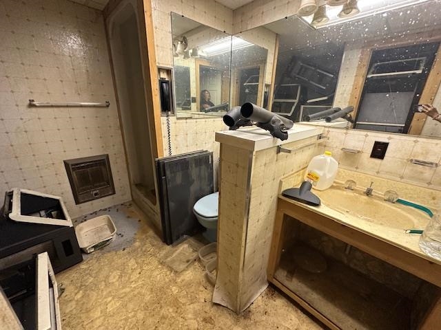 70 South Riverside Drive Savannah, TN 38372 - Photo 39 of 40 a bathroom with a sink a toilet and mirror
