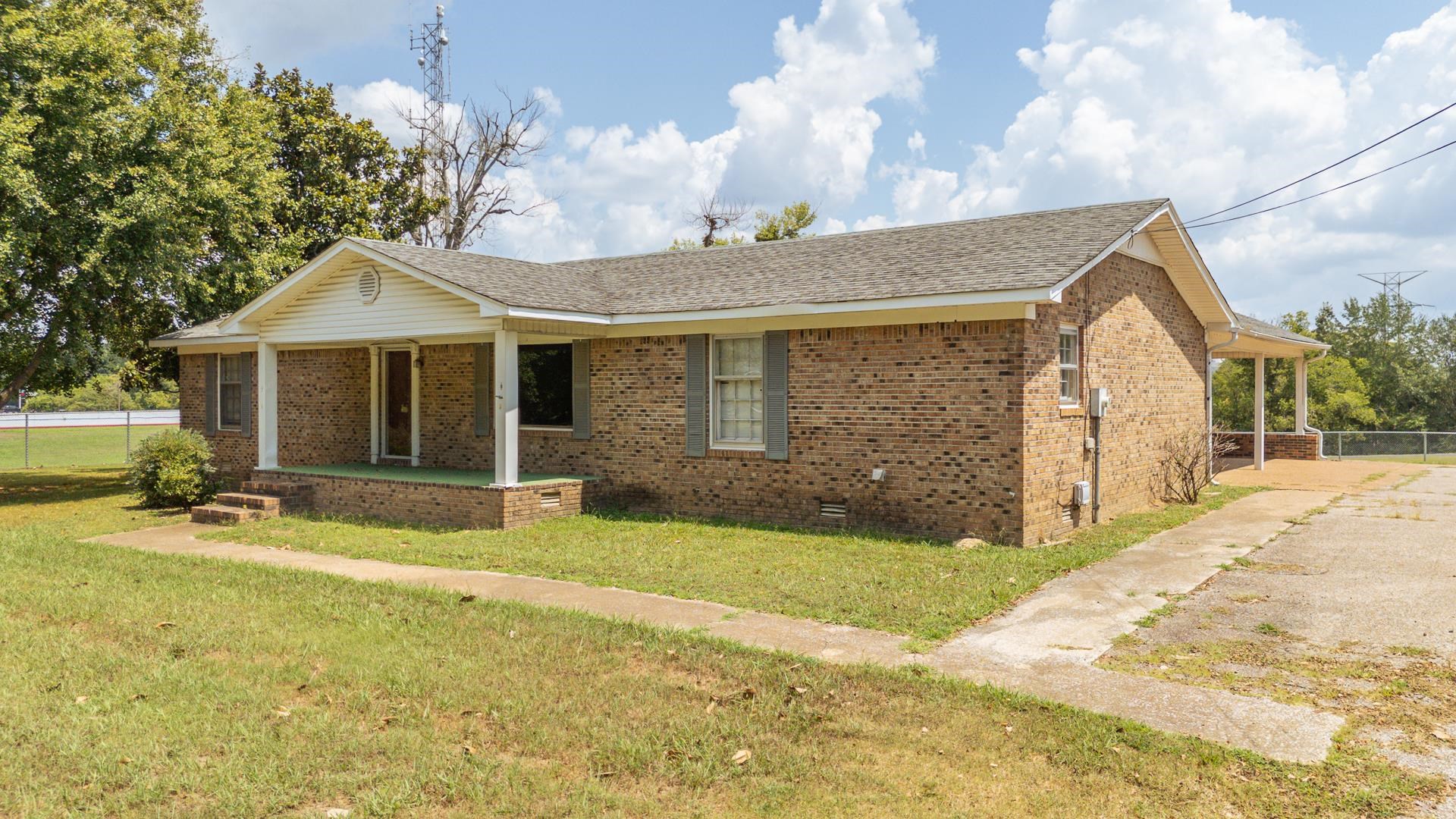 70 South Riverside Drive Savannah, TN 38372 - Photo 4 of 40 a front view of a house with garden