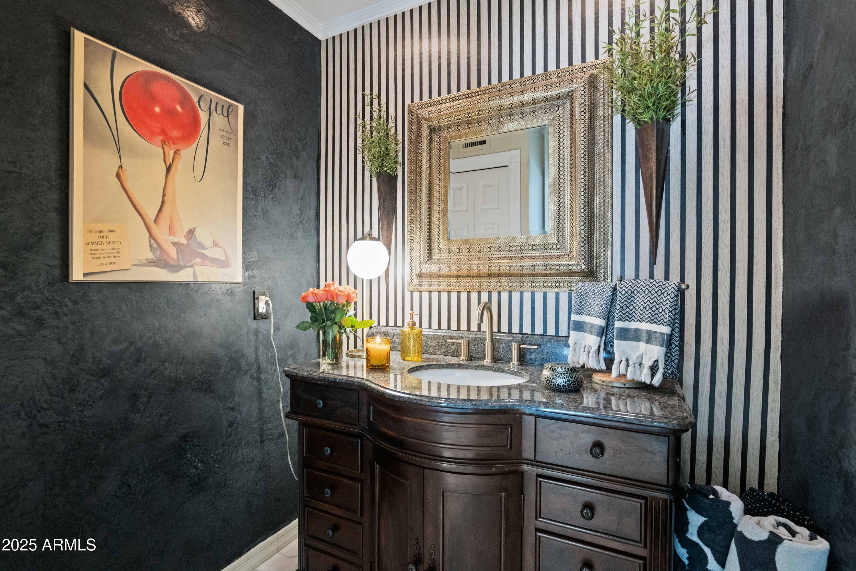 5301 North 25th Place Phoenix, AZ 85016 - Photo 14 of 28 Guest Bath