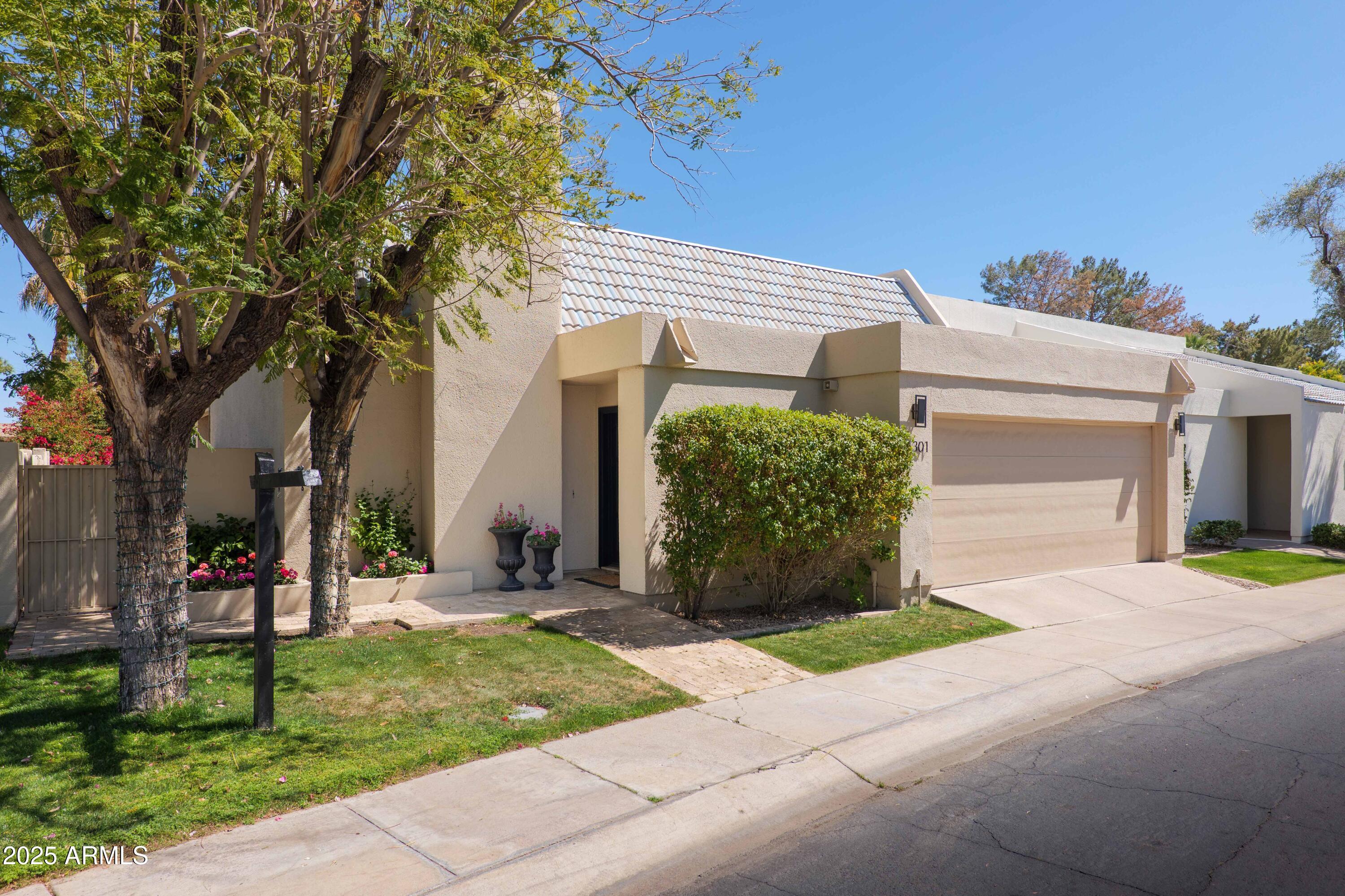 5301 North 25th Place Phoenix, AZ 85016 - Photo 2 of 28 Colony Biltmore w/ Golf Course Views