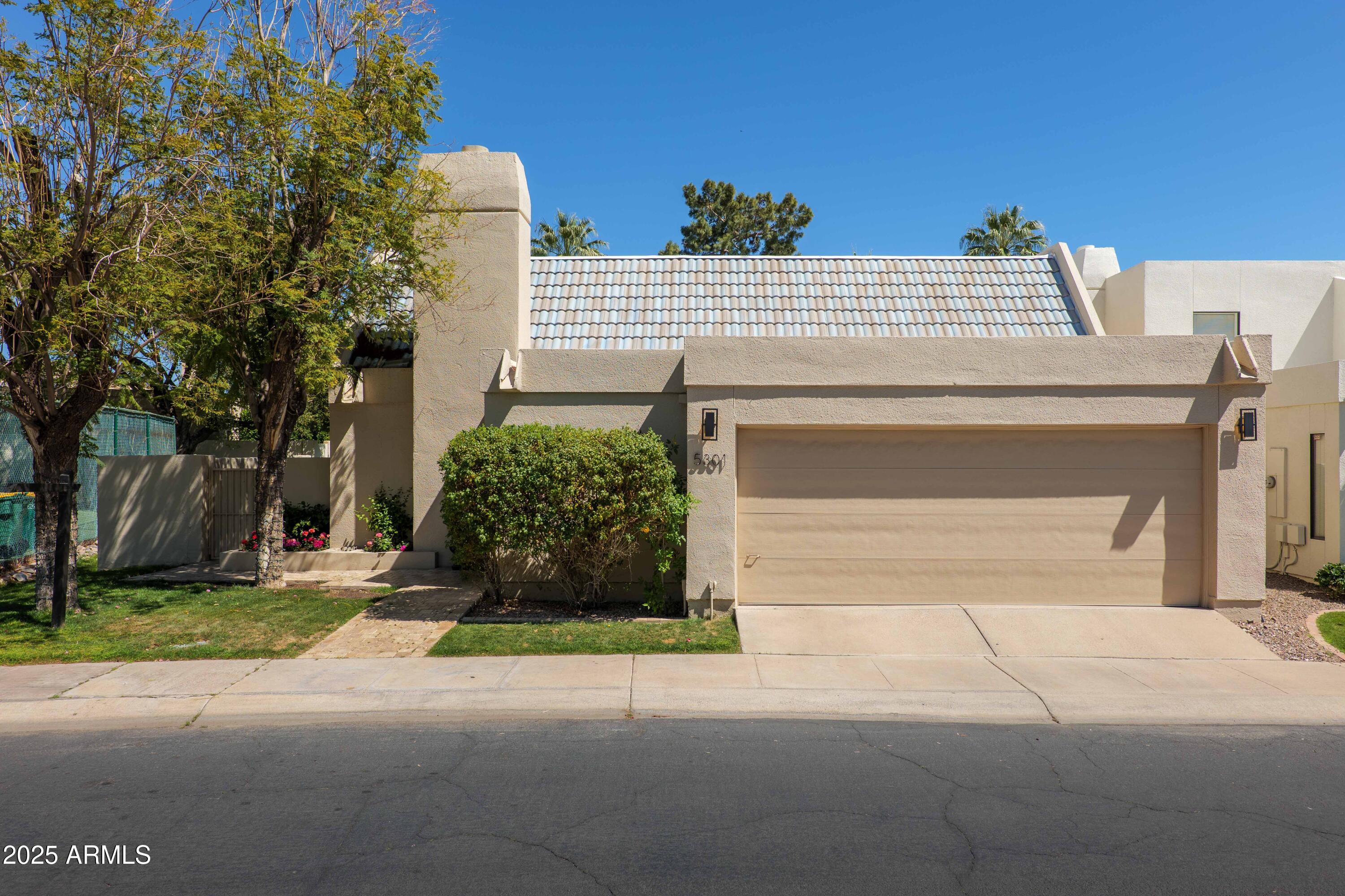5301 North 25th Place Phoenix, AZ 85016 - Photo 3 of 28 Colony Biltmore w/ Golf Course Views