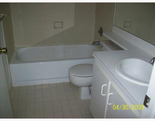 510 South Park Road, Unit 2110 Hollywood, FL 33021 - Photo 6 of 8 a bathroom with a toilet and a bathtub