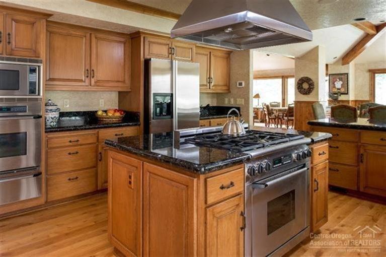 8 North Course Lane Sunriver, OR 97707 - Photo 5 of 24 Beautifully finished throughout, this ho