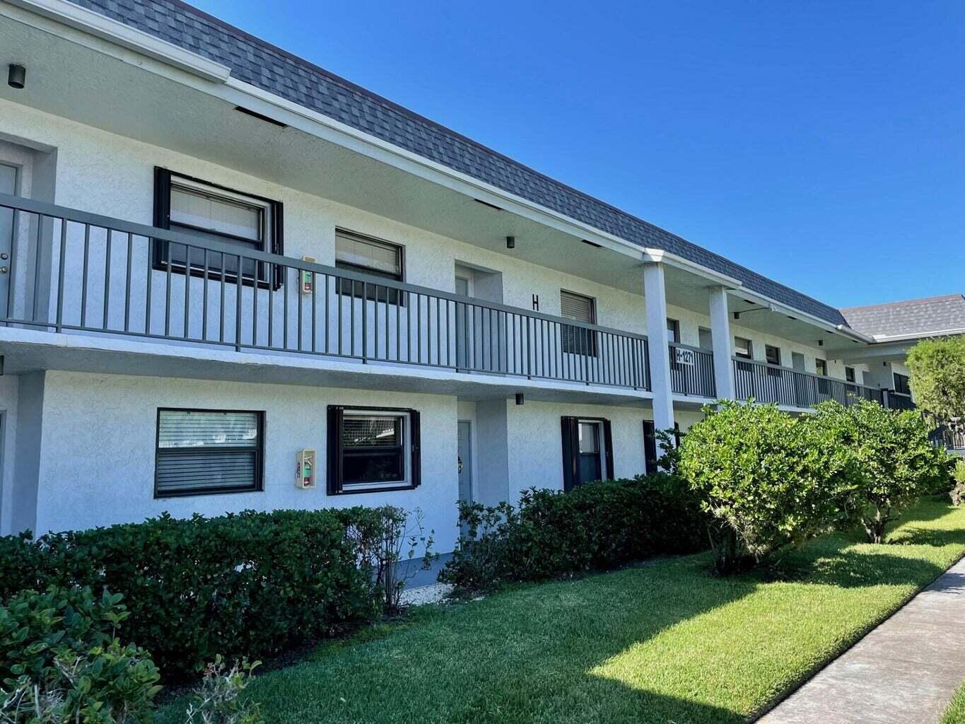 1271 Southeast Parkview Place, Unit H4 Stuart, FL 34994 - Photo 1 of 15 a front view of a house with garden