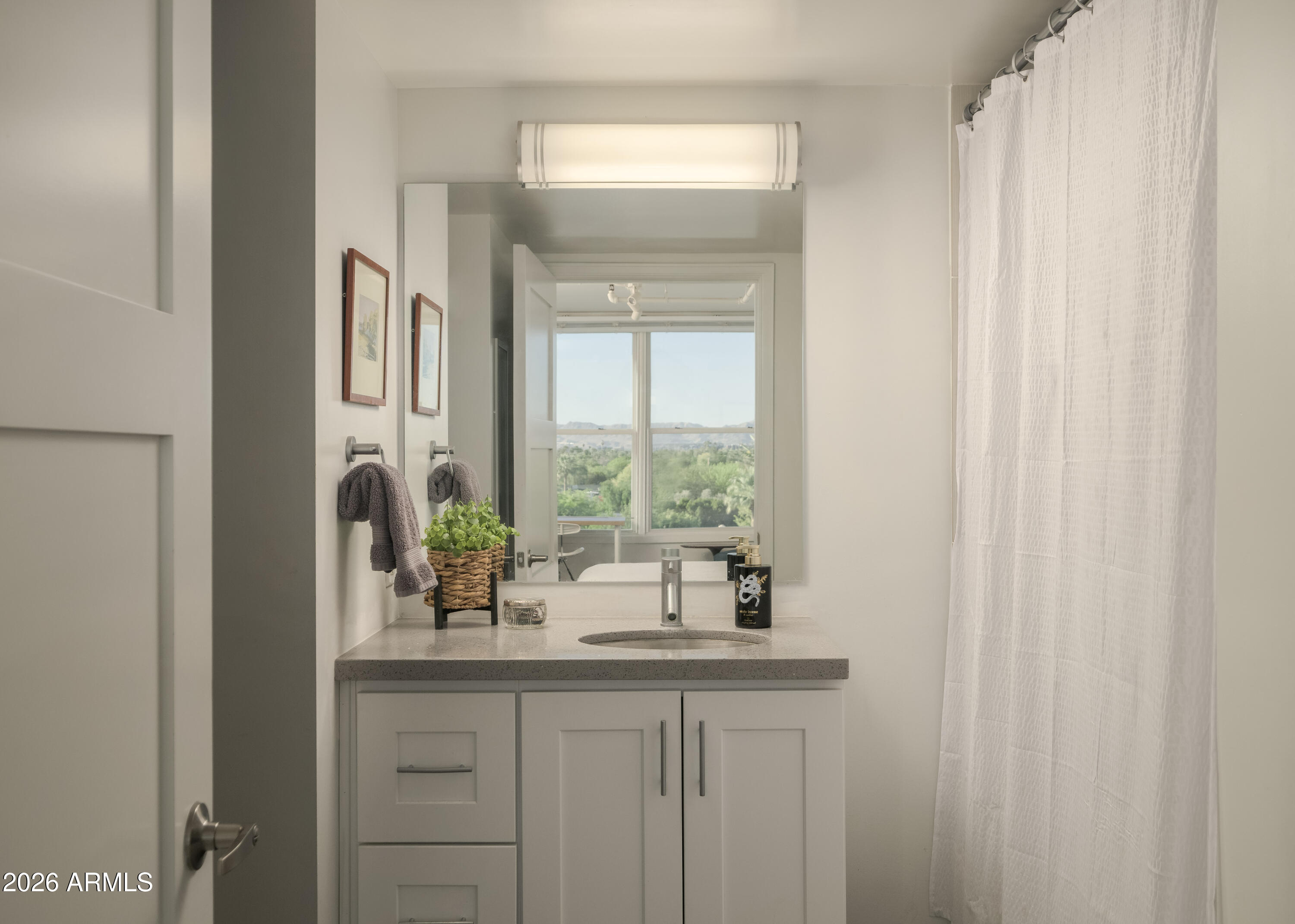 535 West Thomas Road, Unit 510 Phoenix, AZ 85013 - Photo 10 of 22 Primary Bathroom