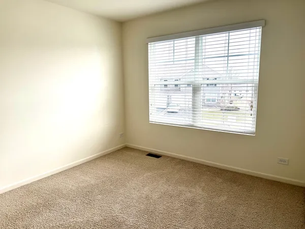 $2,600 | 658 Anchorage Court, Pingree Grove, IL 60140