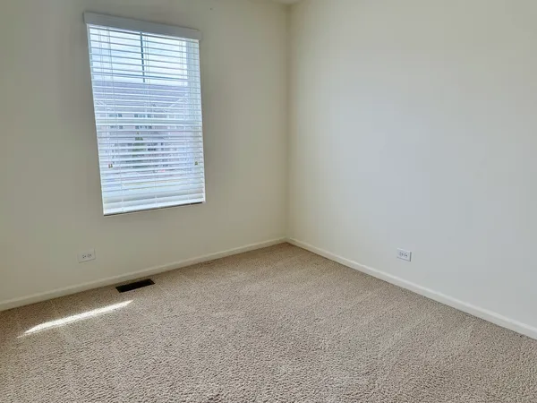 $2,600 | 658 Anchorage Court, Pingree Grove, IL 60140