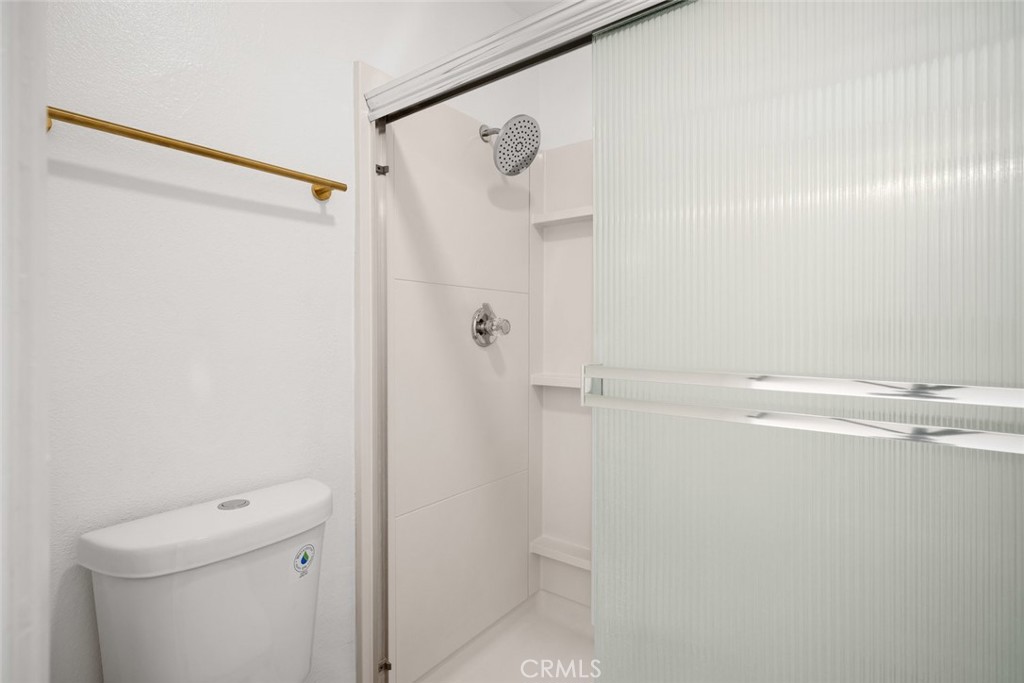 928 Austin Court Paso Robles, CA 93446 - Photo 25 of 30 a bathroom with a shower