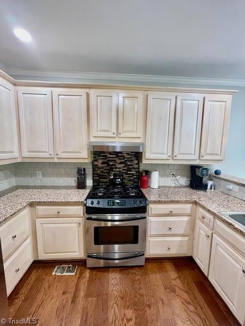 6103 Trotter Ridge Road Summerfield, NC 27358 - Photo 7 of 34 Kitchen with gas cooktop.