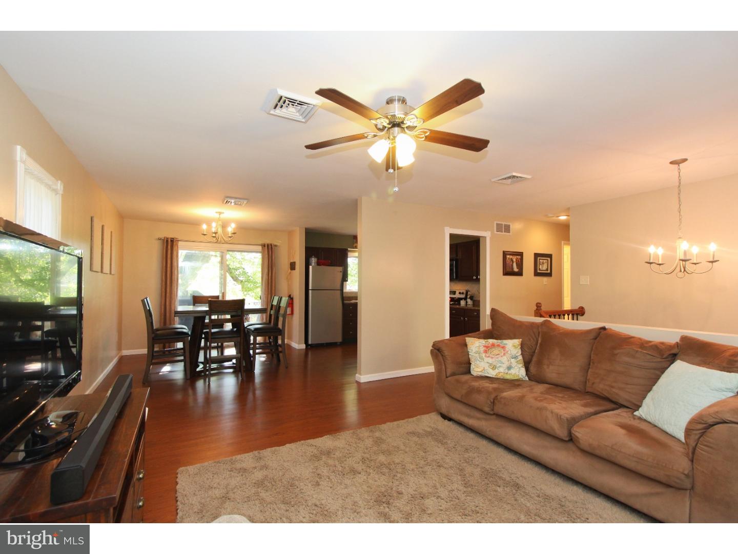 125 Princeton Road Pennsville, NJ 08070 - Photo 3 of 24 Living Room