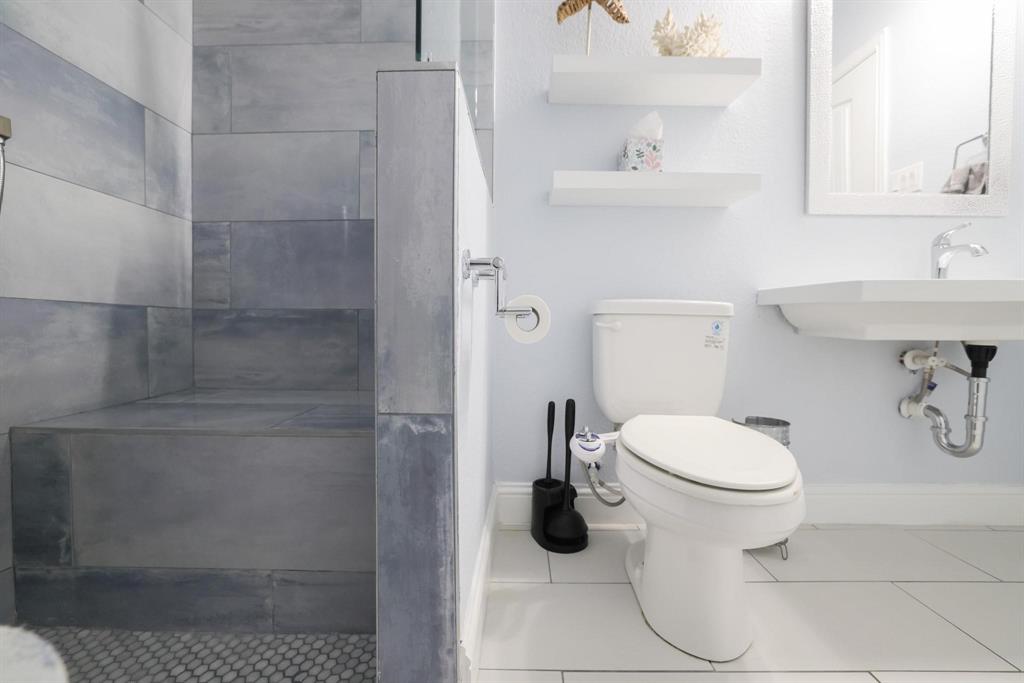 222 Crestview Drive Midlothian, TX 76065 - Photo 15 of 26 a bathroom with a toilet and a sink