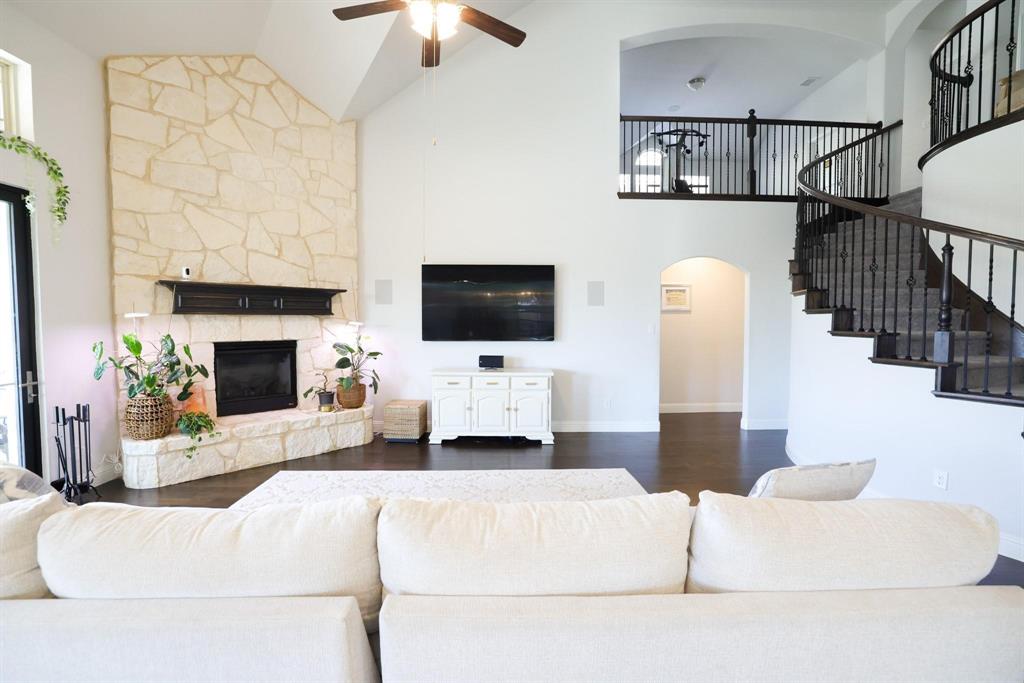 222 Crestview Drive Midlothian, TX 76065 - Photo 3 of 26