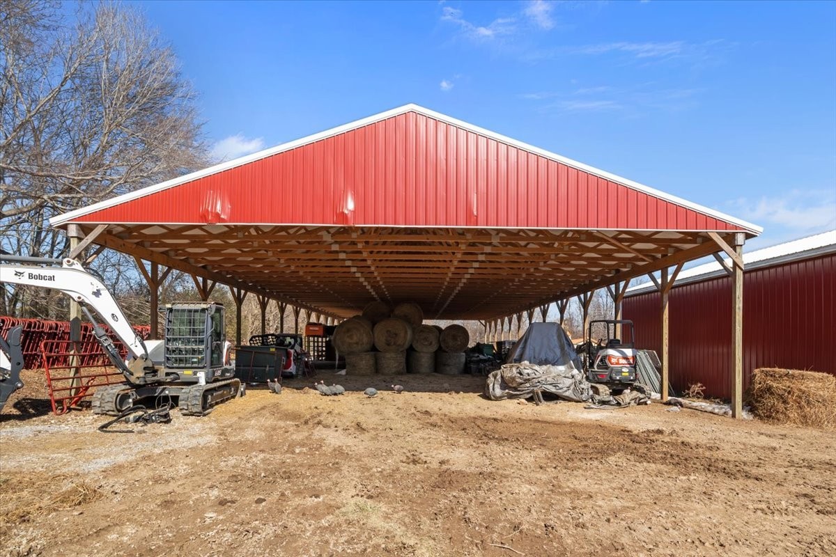 1429 Hunley Branch Road Charlotte, TN 37036 - Photo 30 of 51 a view of a big room with garage