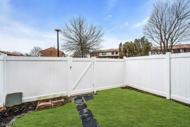 a view of a backyard