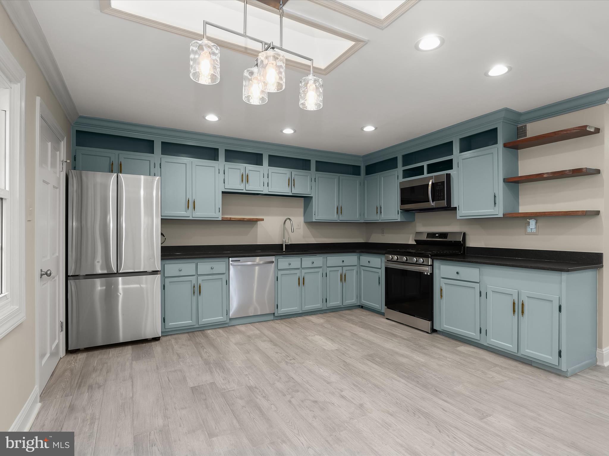 5470 Gloucester Road Columbia, MD 21044 - Photo 9 of 37 Stainless appliances