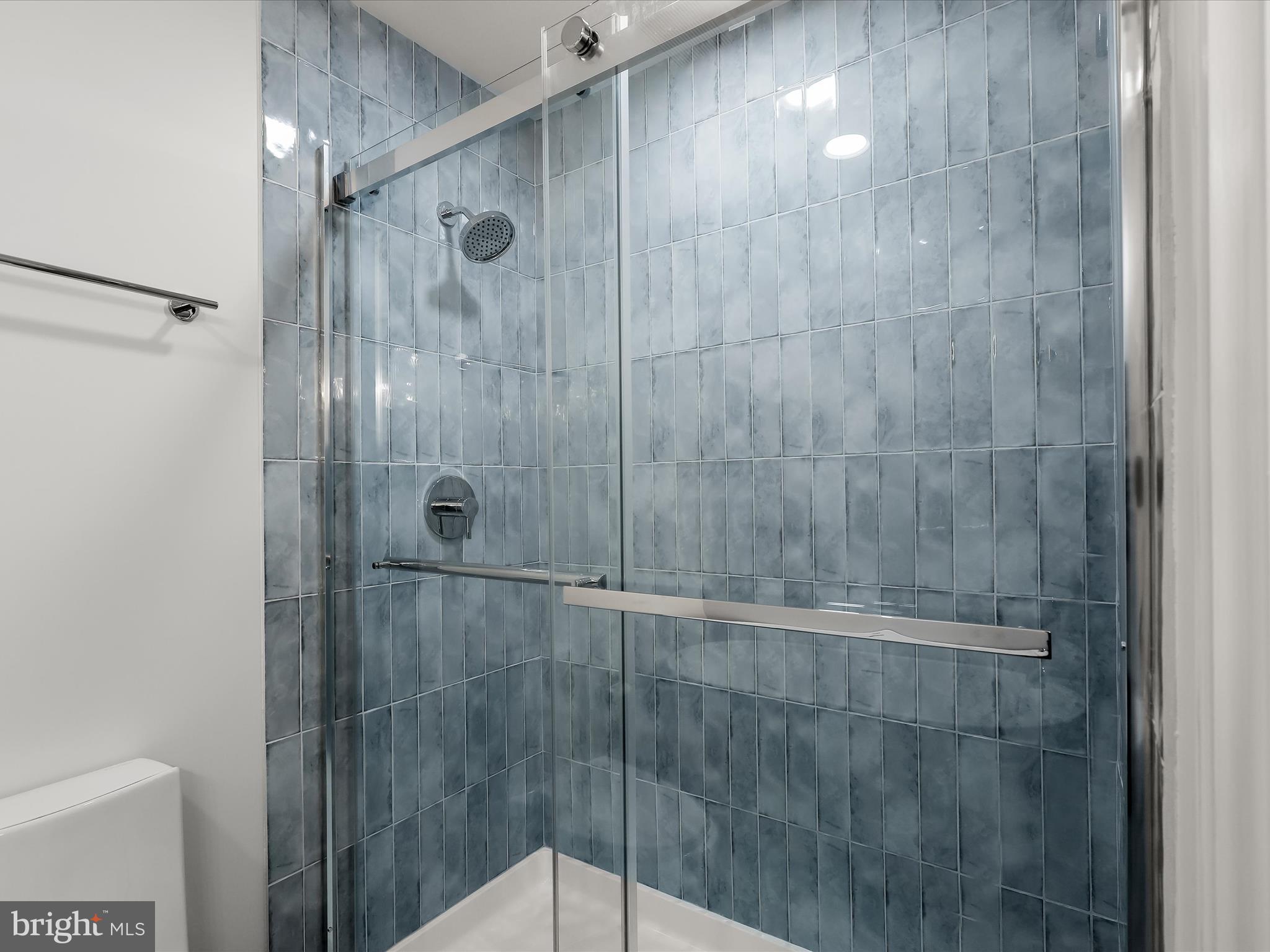 5470 Gloucester Road Columbia, MD 21044 - Photo 16 of 37 Oversized shower